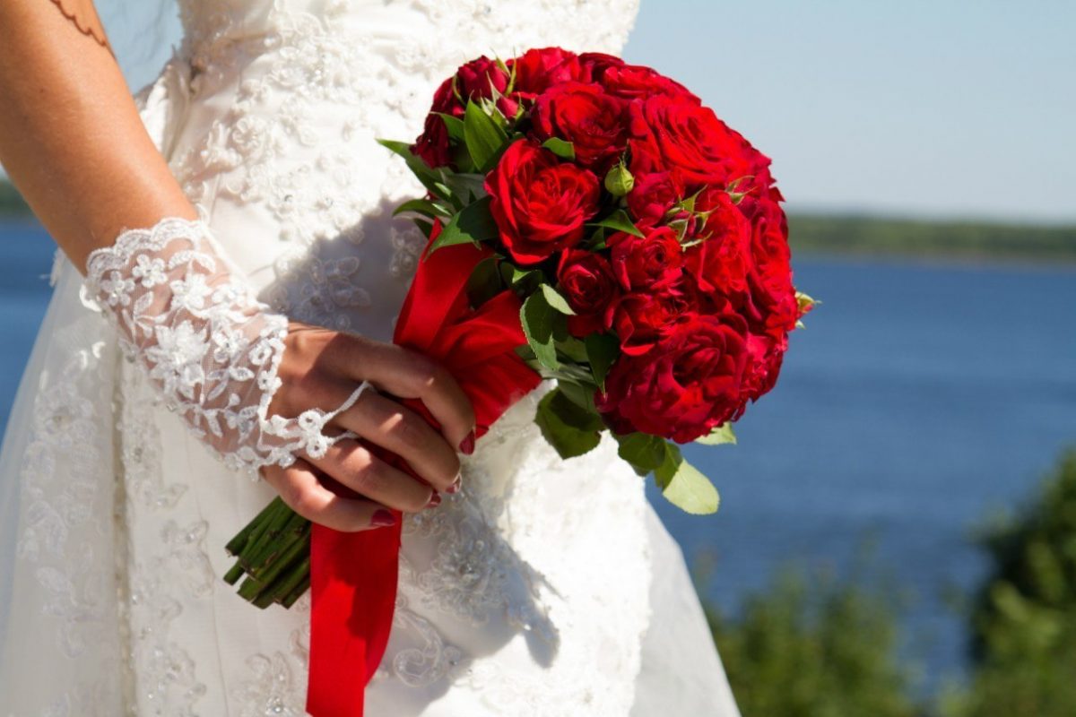 Свадебный букет невесты из красных роз. Фото