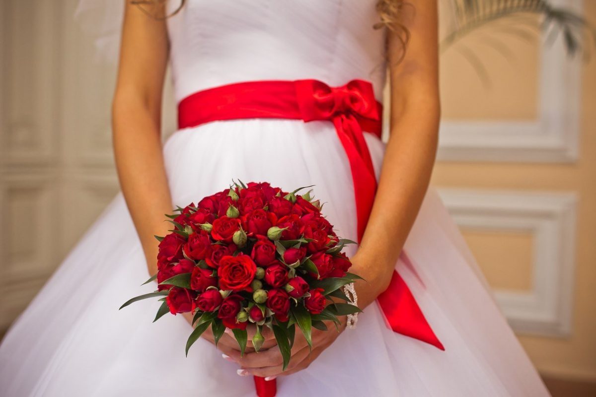 Свадебный букет невесты из красных роз. Фото
